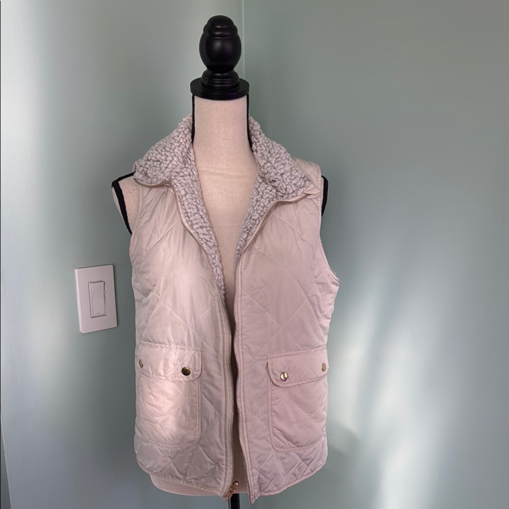 Super Cute Reversal-able Vest. Great Condition. No tags. Looks like a M